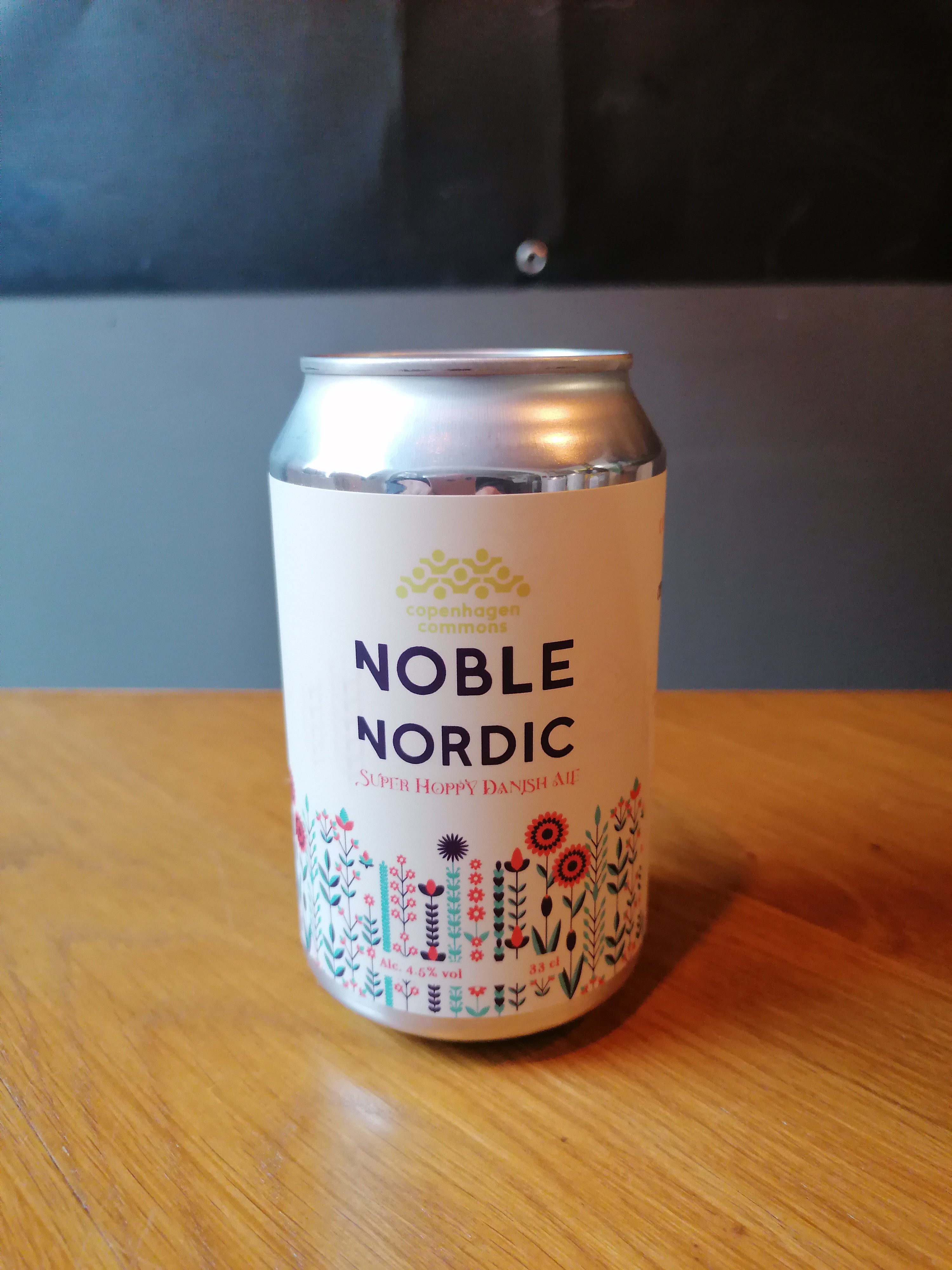 Se Copenhagen Commons "Noble Nordic" | 4,5% | 33cl | Pale ale hos Beershoppen.dk