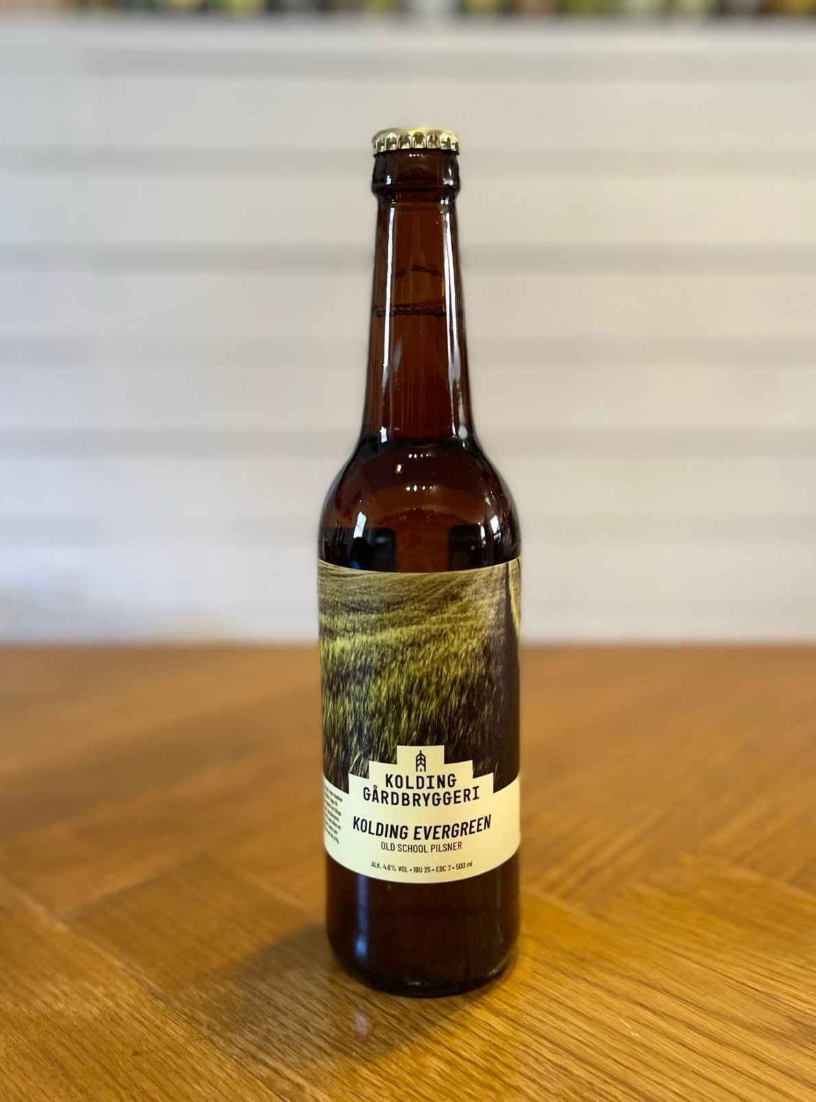 Brug Kolding Evergreen - 50 cl, 4,6% Old School Pilsner - Kolding Gårdbryggeri til en forbedret oplevelse