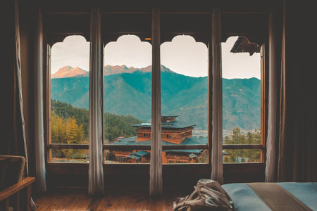Blick in den Himalaya aus einer Unterkunft in Bhutan