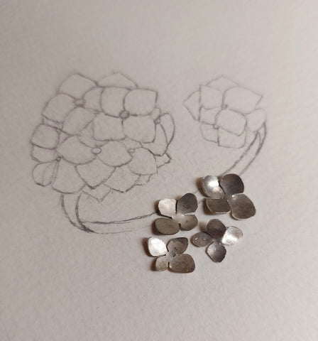 Début de réalisation des fleurs d'hortensias pour le bracelet en argent.