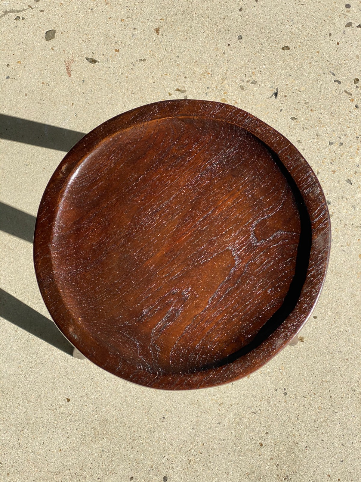 Petit tabouret en bois massif brun assise circulaire creusée H:45cm (4)