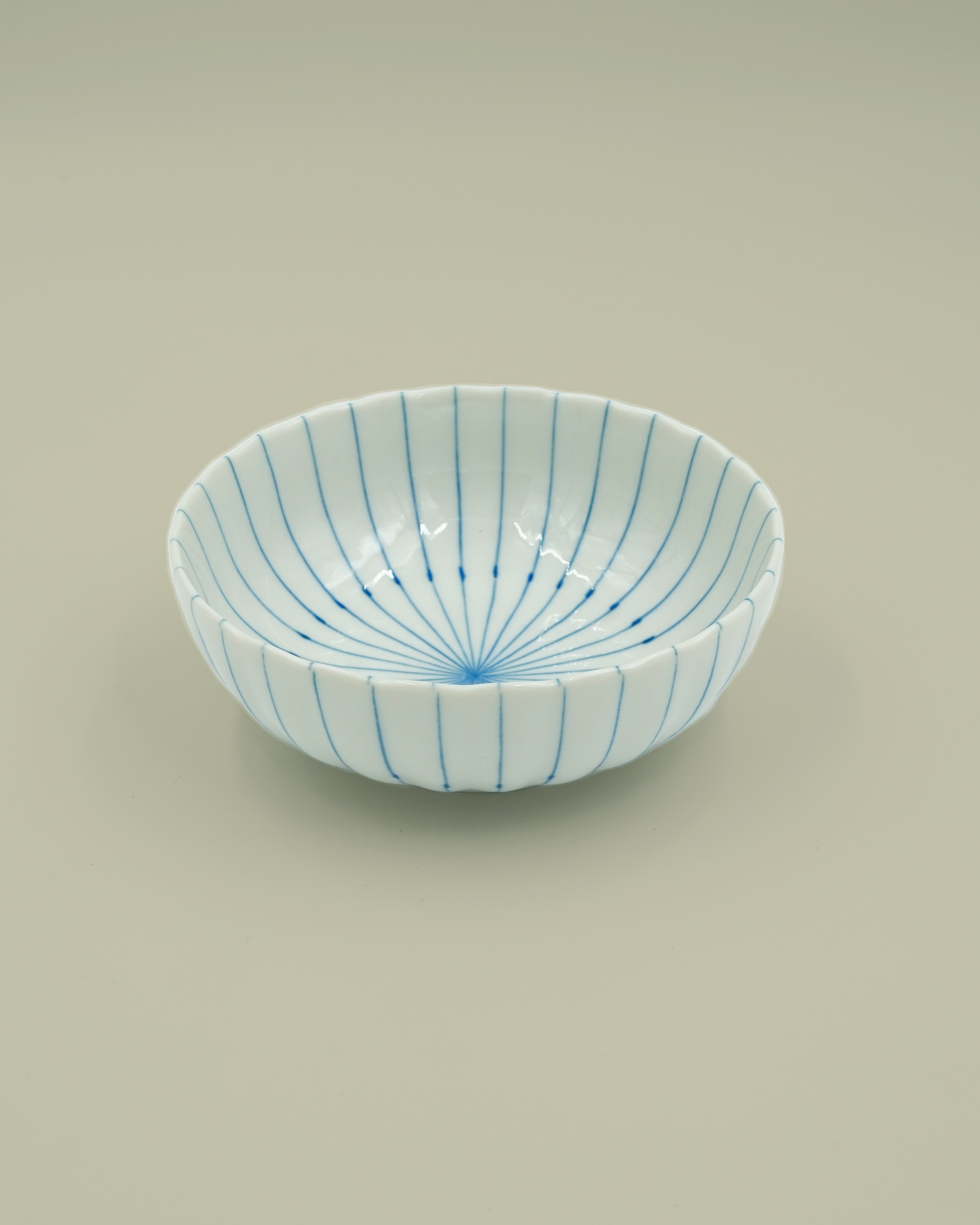 Billede af Hvid skål med tynde blå striber | Seramikku