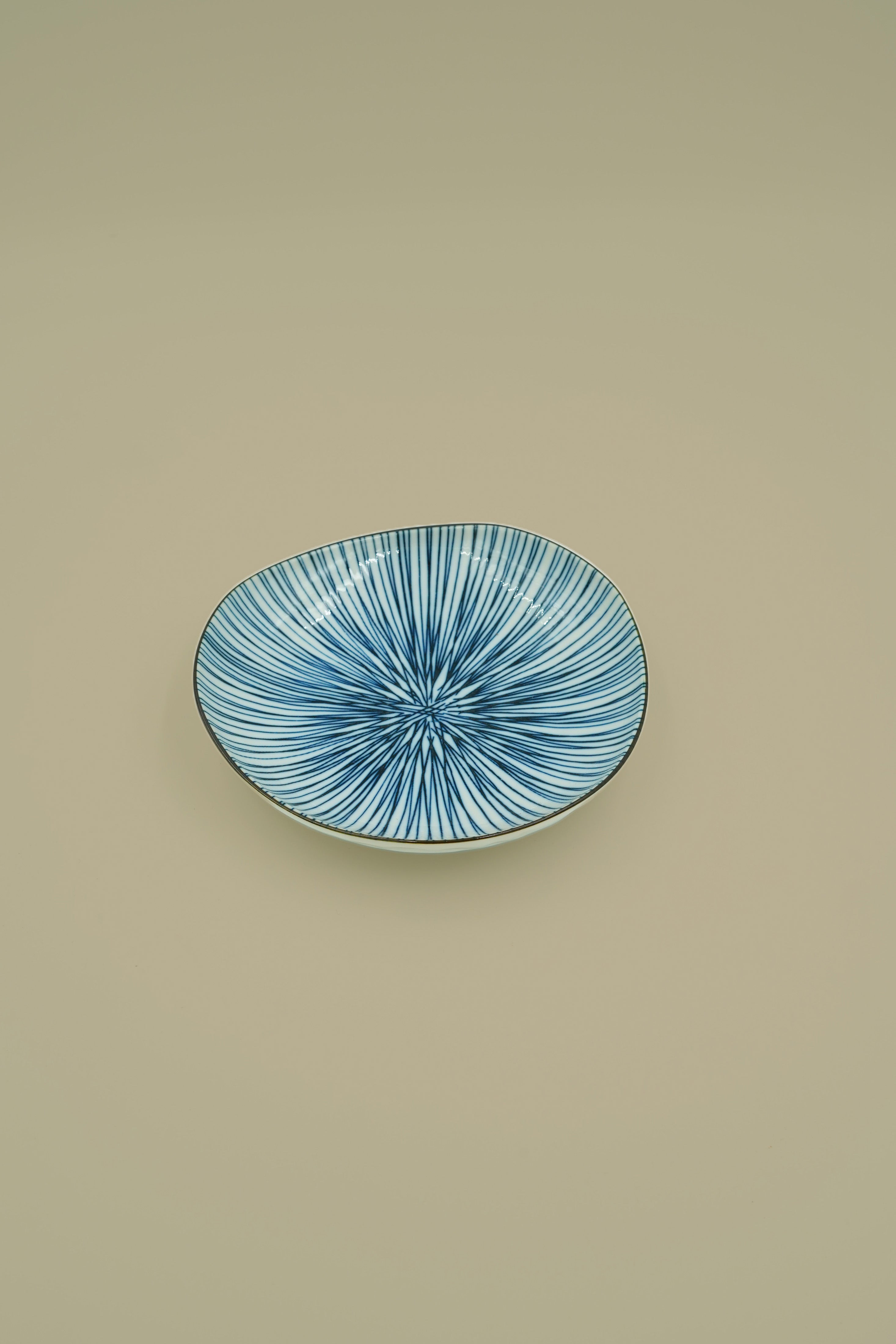 Billede af Lille tallerken med blå striber | Seramikku