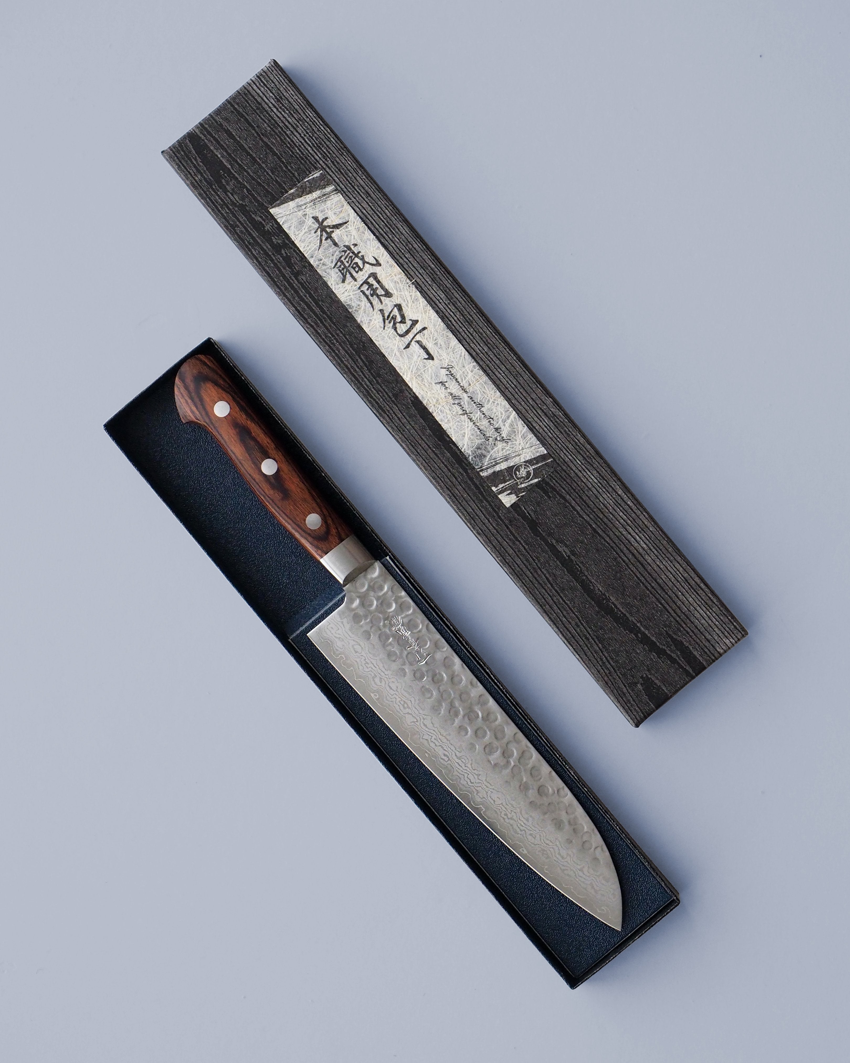 Se Santoku kniv | 18 cm | Mahogni | Seramikku hos Seramikku.dk