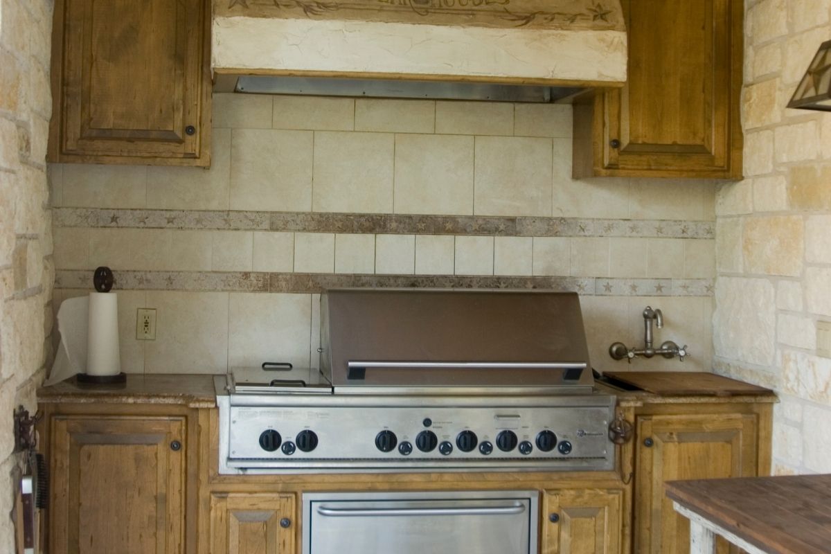 Why Kitchen Range Vent Hoods Need to be Vented Outside