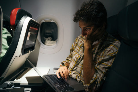 Ignacio en el avión de camino a Kirguistán