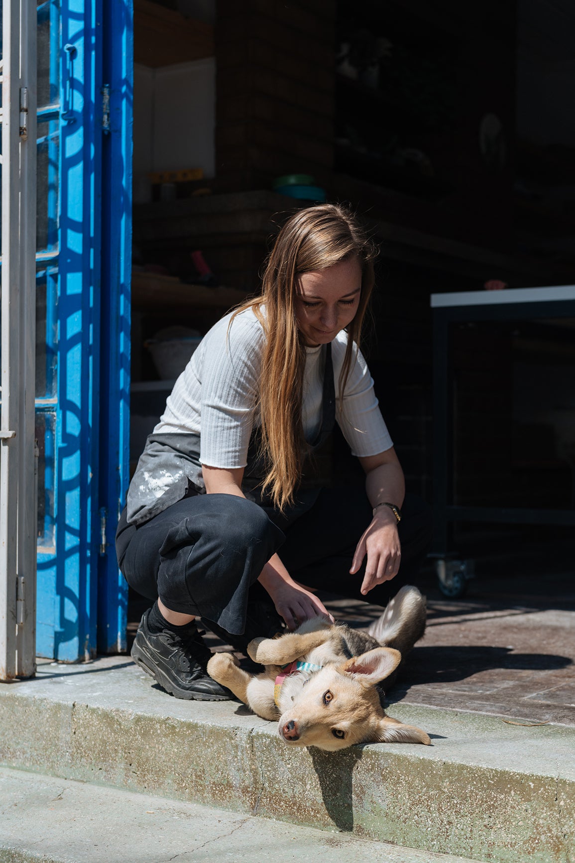 Ester Sjölin y Lola, su compañera en el taller