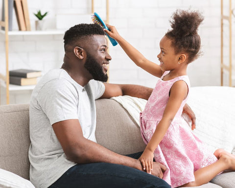 Erreurs à éviter lors du coiffage des cheveux frisés de votre petite fille  – Ethnilink