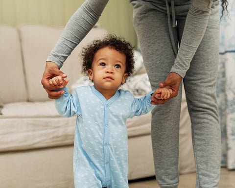 enfant apprenant a marcher