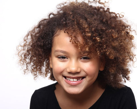 prevenir les frisottis sur les cheveux boucles des enfants