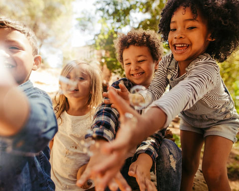 enfants jouant ensemble