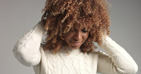 femme cheveux boucles soin des cheveux afro