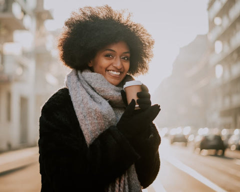 proteger sa peau du froid avec gant et echarpe