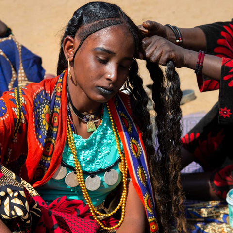 femme tchadienne se faisant ses tresses