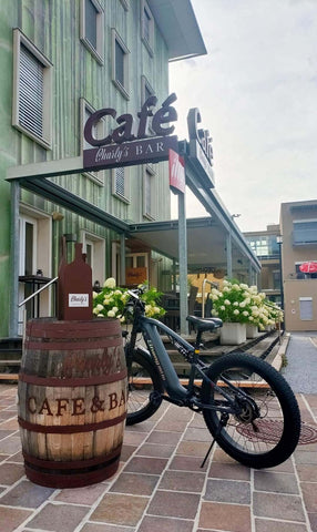 explorando cafeterías de la ciudad en una bicicleta eléctrica