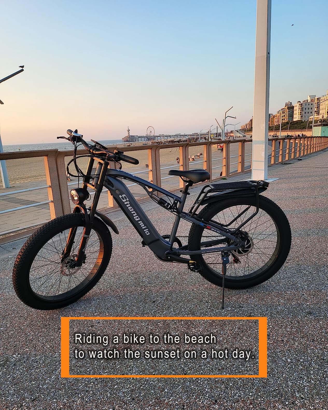 Bei heißem Wetter können Sie mit dem Fahrrad den Sonnenuntergang am Meer genießen