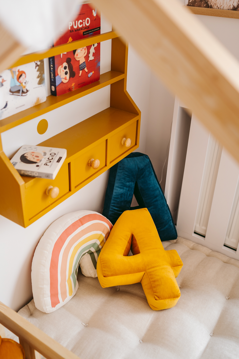 Samt Nummer Kissen 4 in gelb auf dem Bett als Geburtstagsparty Dekorationen für Kinder