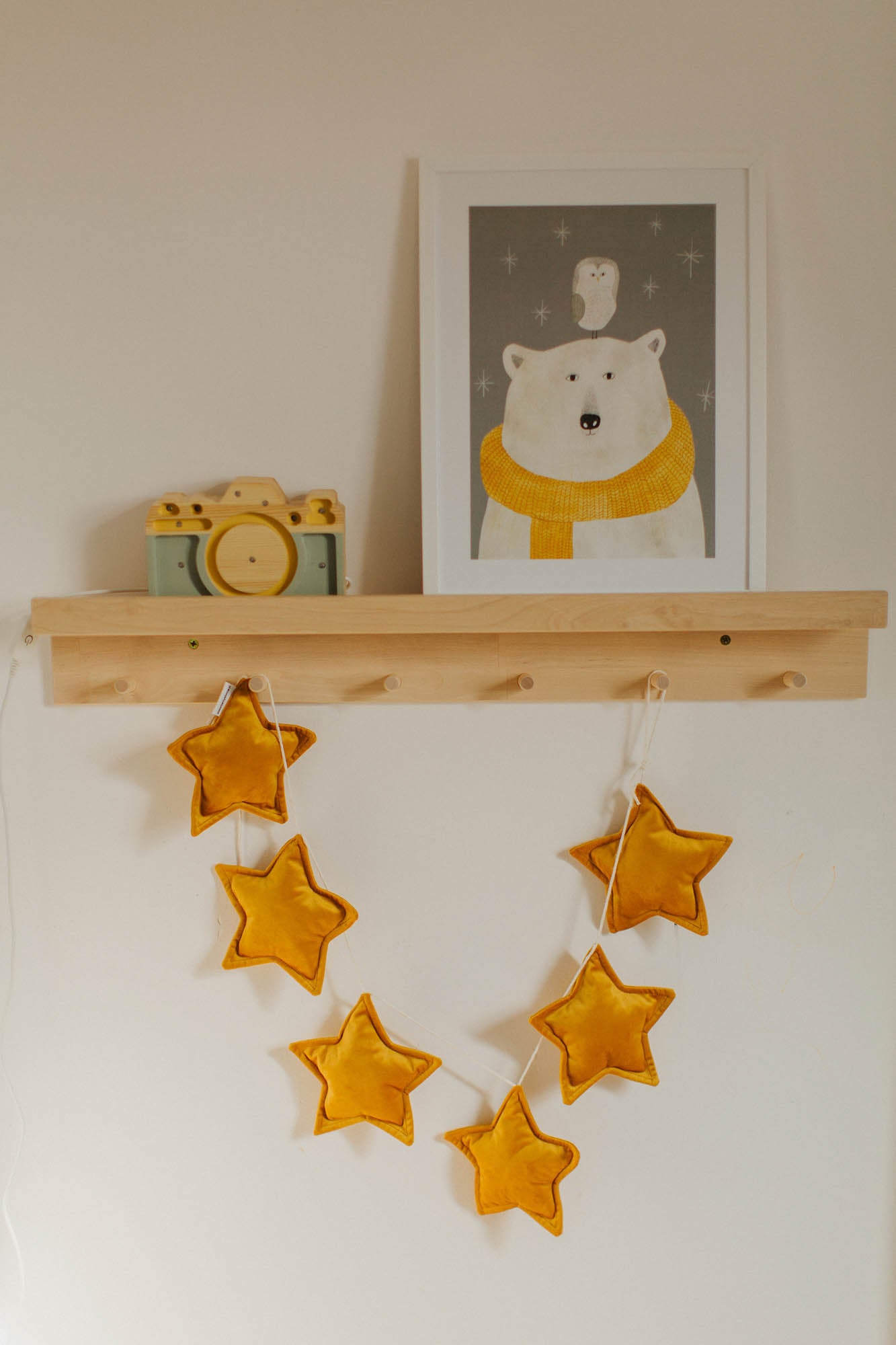 ghirlanda di stelle in velluto nella stanza dei bambini sulla parete come decorazione della stanza dei bambini 
