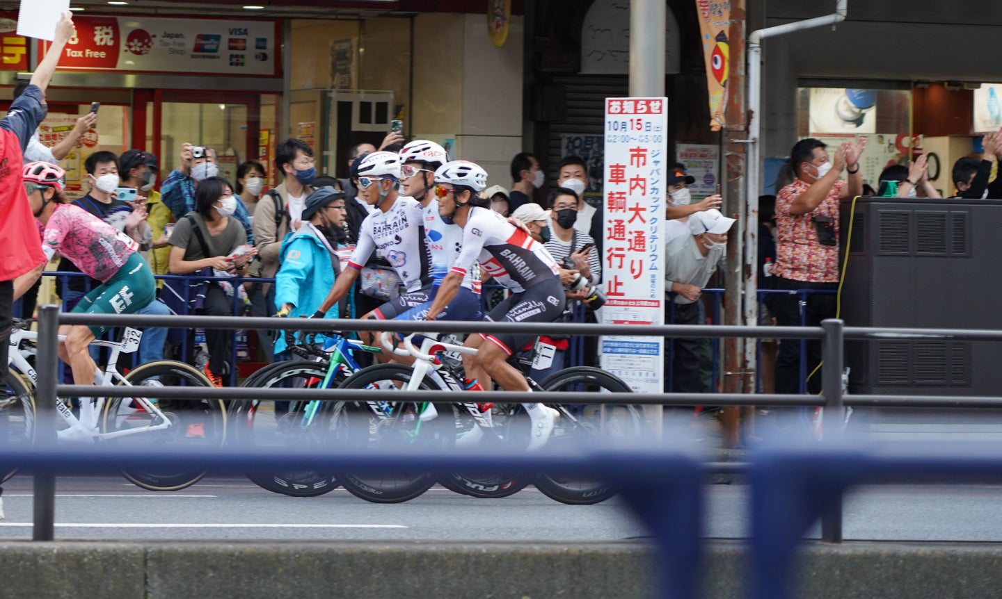 引退する中嶋選手の元に集まる日本人