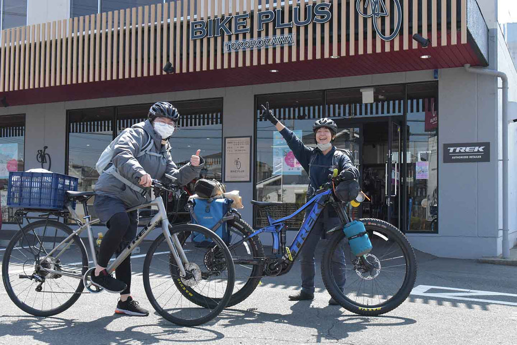 所沢店を出発する高橋と宮崎