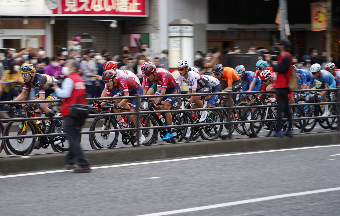 集団を牽引する宇都宮ブリッツェン