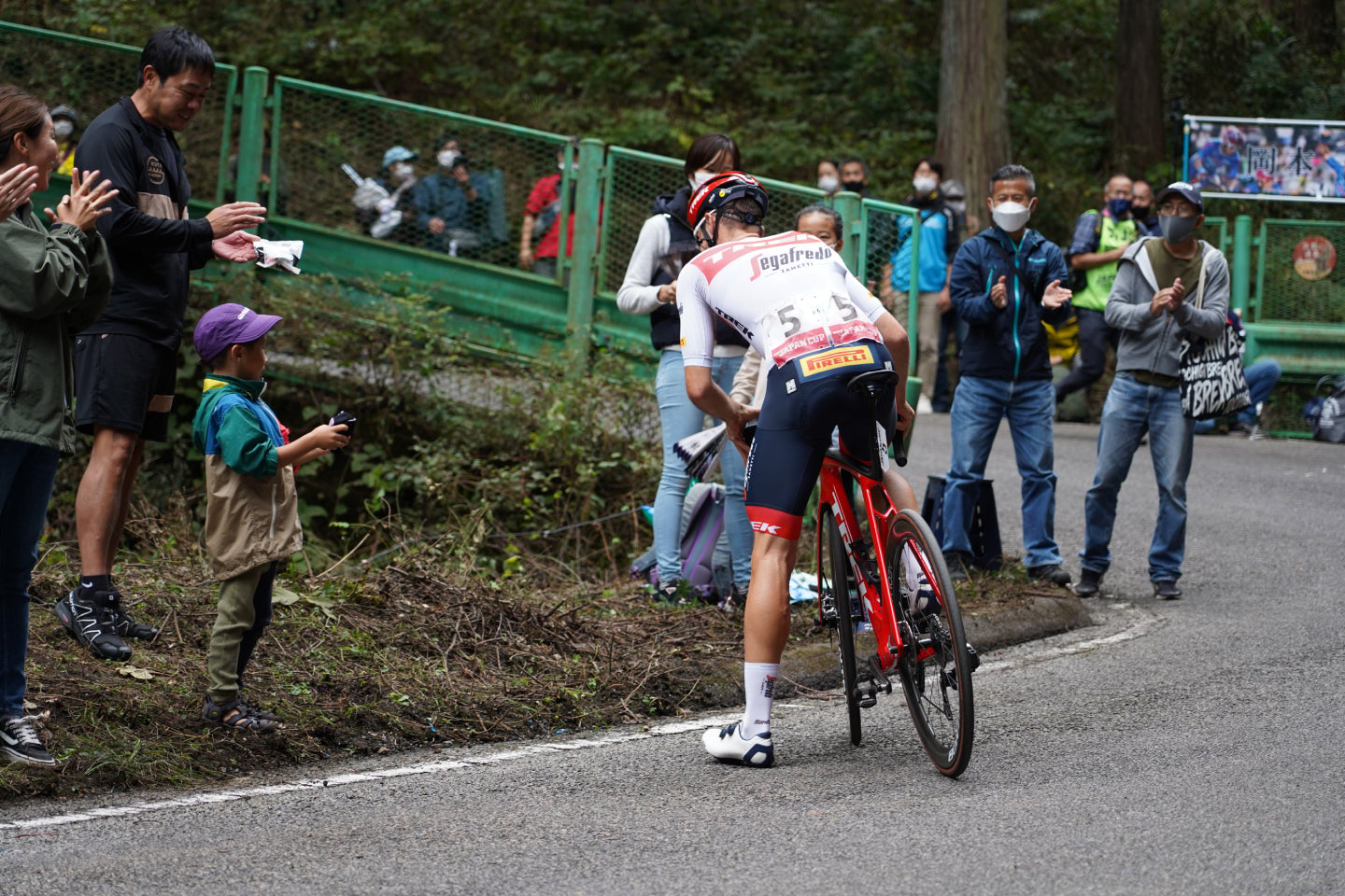 何かを渡そうとするテューンス選手