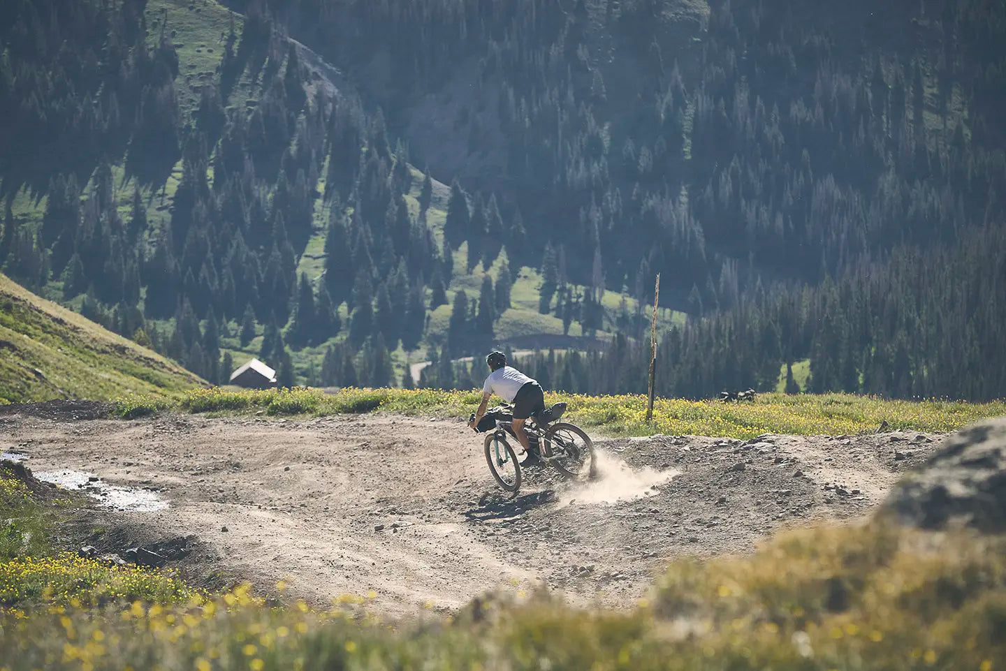 Trek CheckOUT SL(トレック チェックアウト)で未舗装のダートをダウンヒル