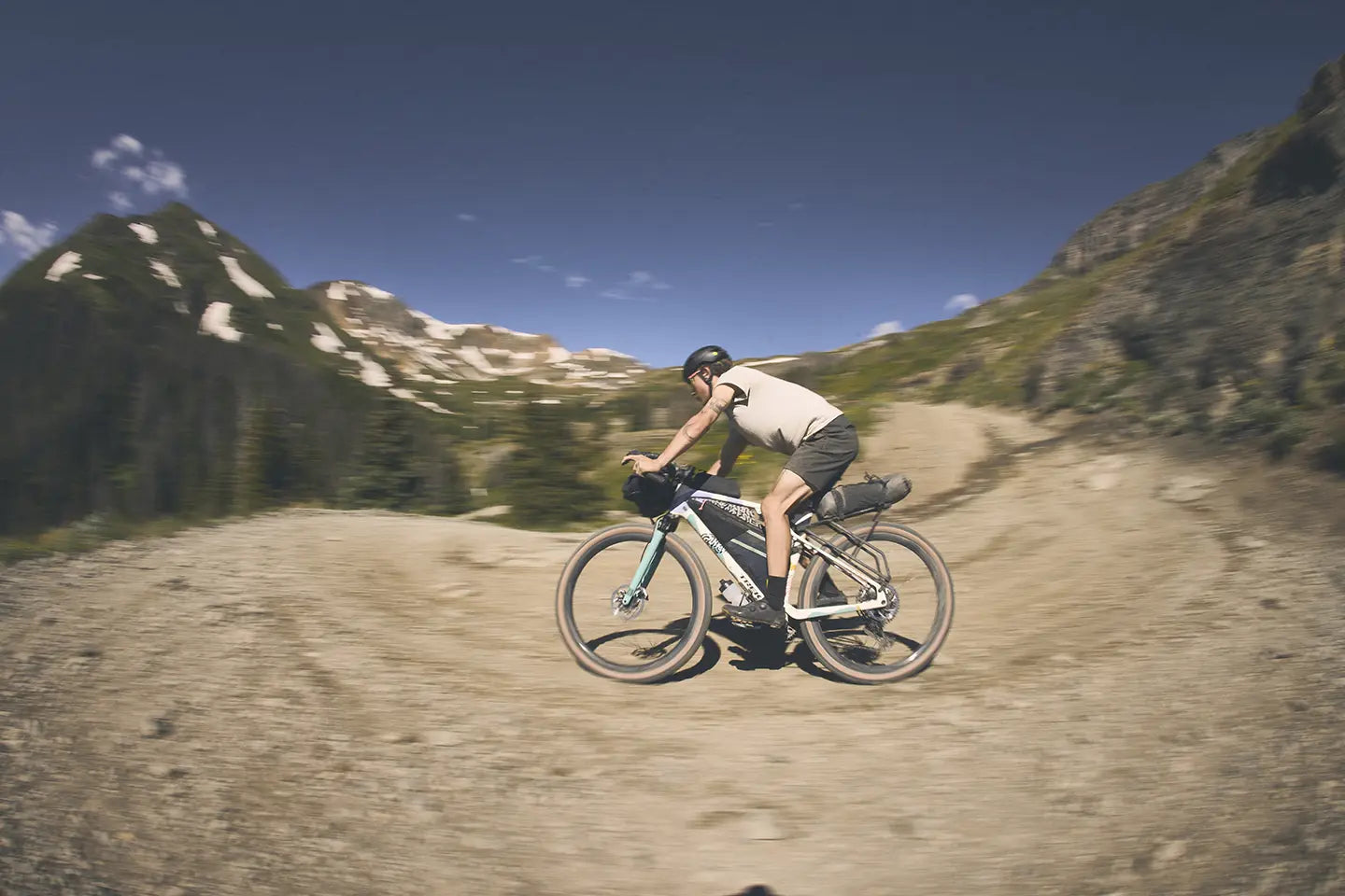 グラベルロードより操作性が高く、マウンテンバイクより速い