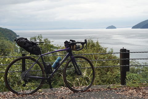 賤ヶ岳トンネルを抜けた道で琵琶湖とロードバイクを撮影