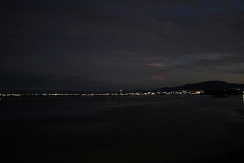 琵琶湖湖南沿いから眺めた対岸の夜景を撮影