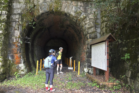 旧逢坂山トンネル入り口付近の看板を読んでいる2人を撮影