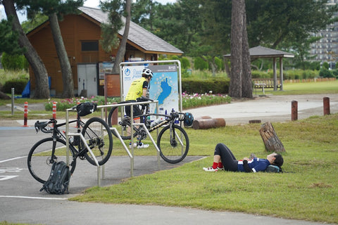 滋賀県守山市の第2なぎさ公園内のサイクルラックに自転車をかけ寝ている人を撮影