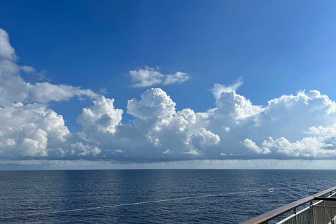 船上から空と雲の様子を撮影