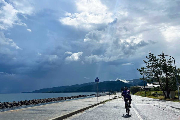 雨上がりの佐渡島を自転車で走行