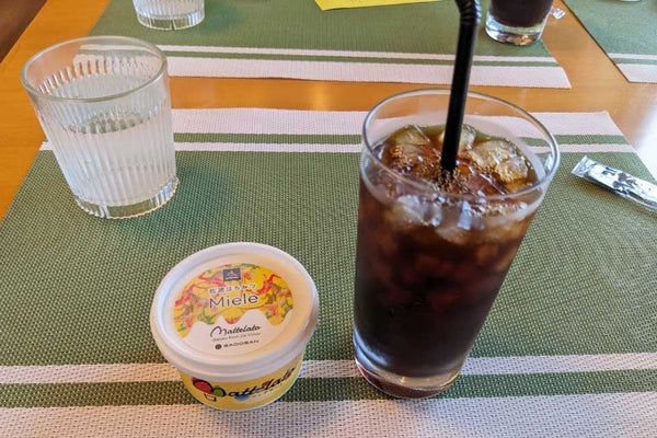 佐渡のカフェしまふうみのはちみつアイスとアイスコーヒー