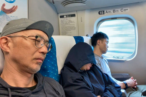 新幹線内で眠っている3人を横から撮影