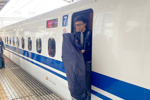 東京駅新幹線ひかり号から自転車をもって下車する人を撮影