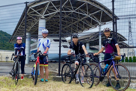 新幹線高速試験車両保存場の試験車両の前で自転車と並んで撮影