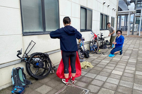 米原駅で自転車を解体しているところを撮影