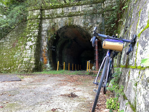 トレックエモンダALR5と旧逢坂山トンネルの入り口を一緒に撮影