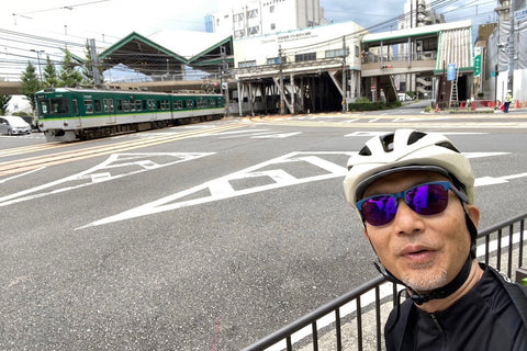 京阪電車が路面を走っている所と1人が写って撮影