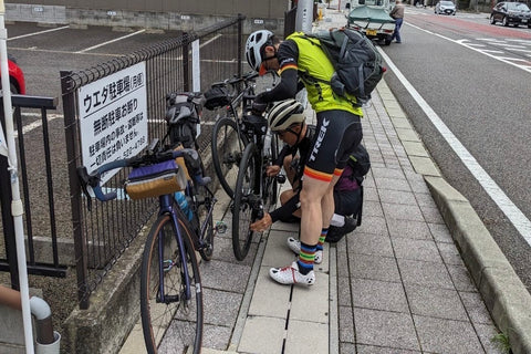 自転車を直している2人を撮影