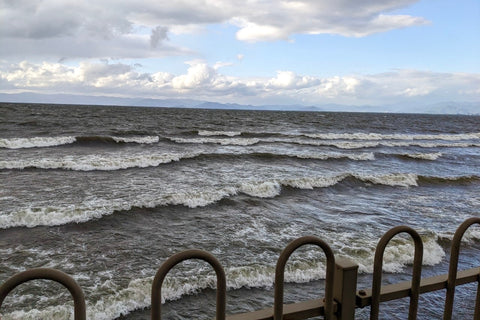 琵琶湖の湖畔で激しい波を撮影