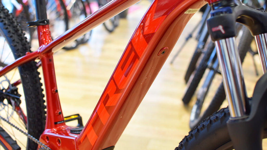 TREK Marlin+ 6（トレックマーリンプラス6）カラー:Crimsonのダウンチューブロゴ部分画像