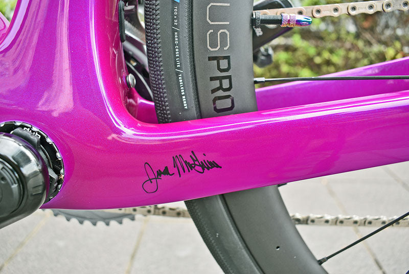 トレックプロジェクトワンでオーダーしたロードバイクに記されたペインターのサインの写真