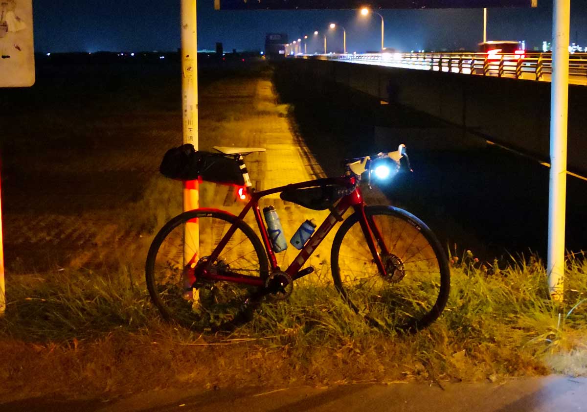 夜の利根川サイクリングロードとエモンダSLRとアイオロスRSL37の写真