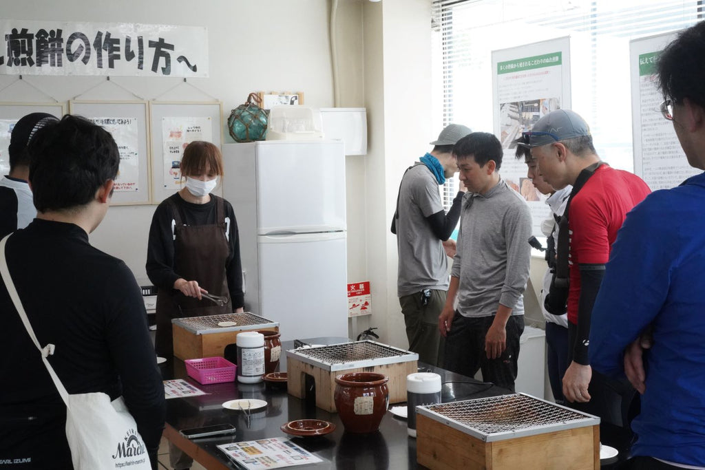 ぬれ煎餅焼き体験のレクチャー風景