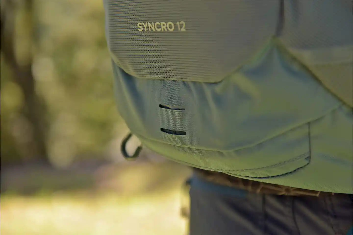 バックパック下部のライトクリップ用マウント