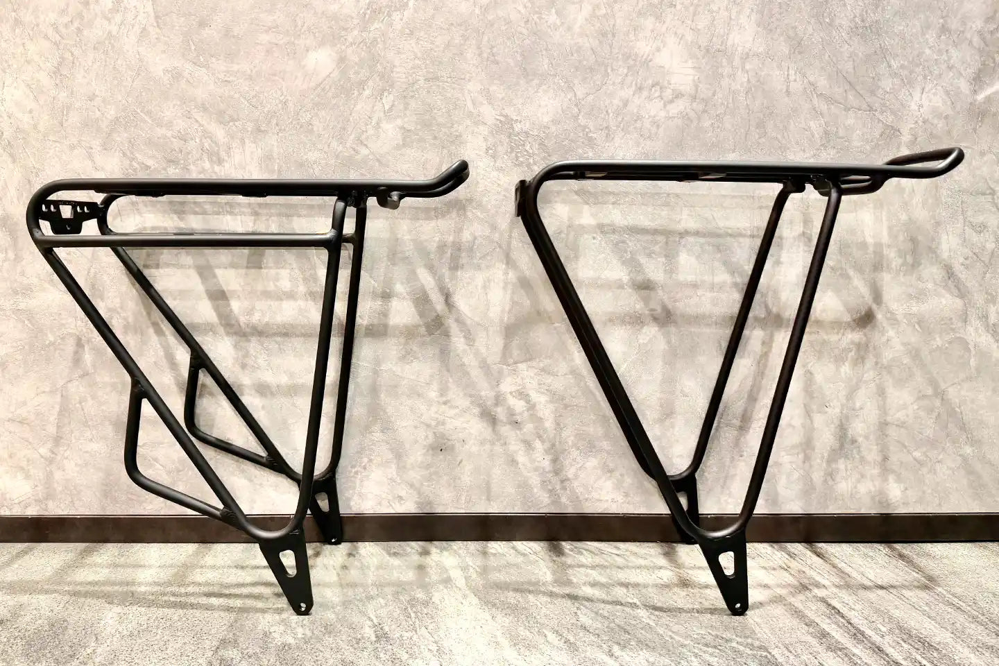 左側に従来のリアキャリアと右側に新型TREK BackRack MIK