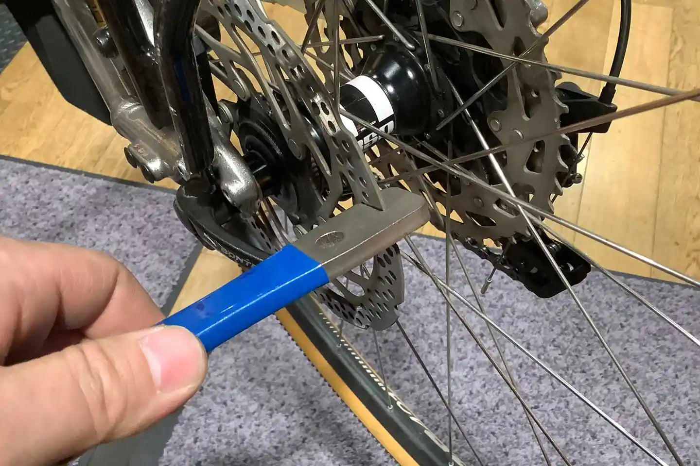 ディスクブレーキローターの歪みを修正している画像